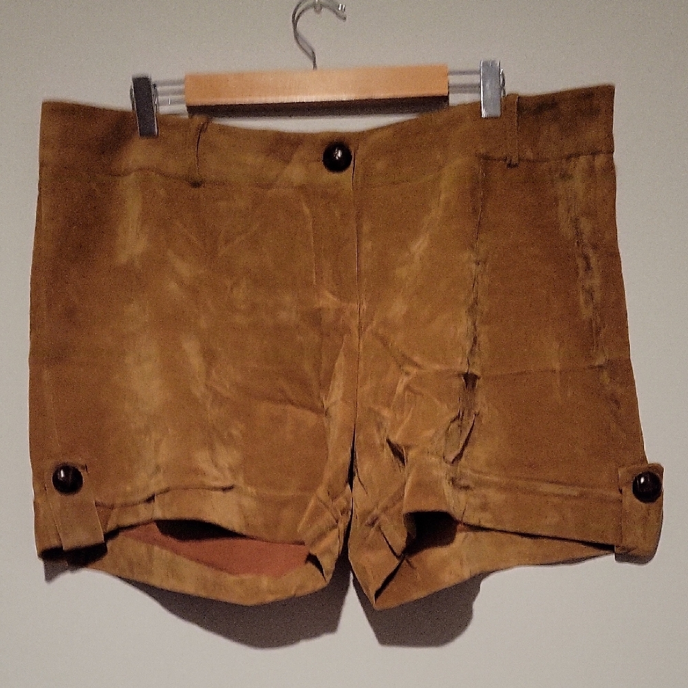 Chic Women's Tan Cargo Shorts